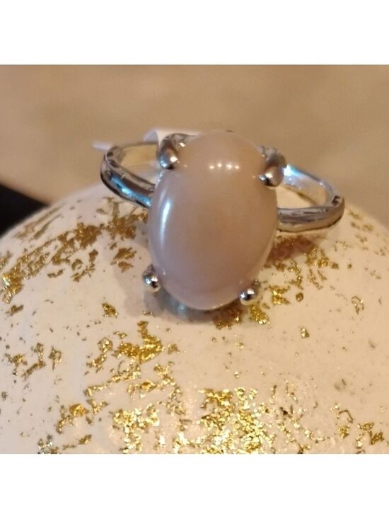Jewelry - Prominent oval stone natural peach Cream moonstone On Silver Plated Band